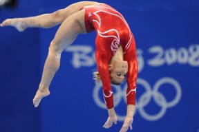 江苏体彩网_苏比门迪，笑着踢球，诠释足球运动的快乐真谛