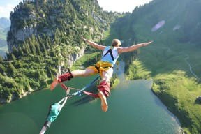 【江苏体彩网】东哥樊振东萨尔布吕肯一日双赛横扫夺冠 举杯与队友欢笑庆胜利