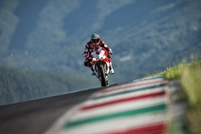 江苏体彩|开拓者赛中特写，杨瀚森手臂血痕引关注